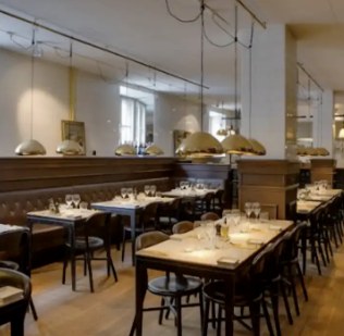 Matsalen på Brasserie Elverket med dukade bord