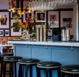 Restaurang Frippes med varmt ljus och fåtöljer